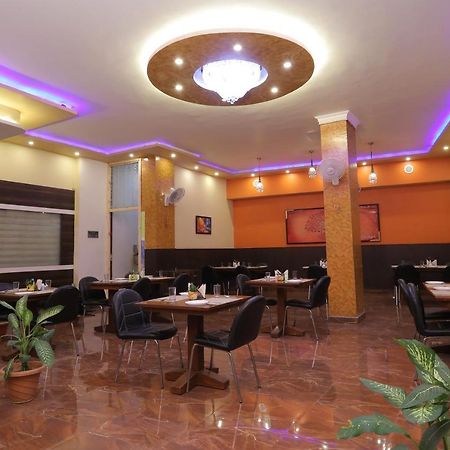Hotel Vivek Continental Гвалиор Экстерьер фото