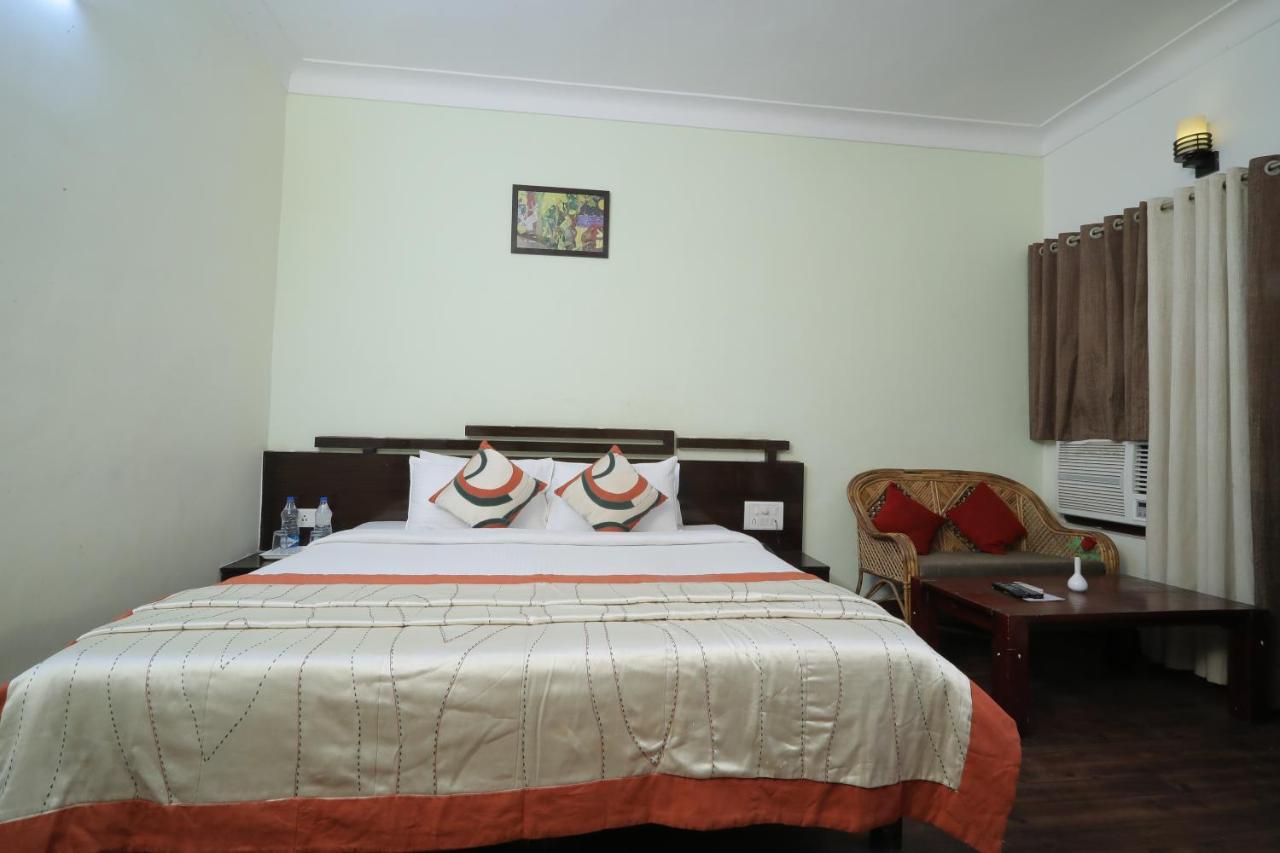 Hotel Vivek Continental Гвалиор Экстерьер фото