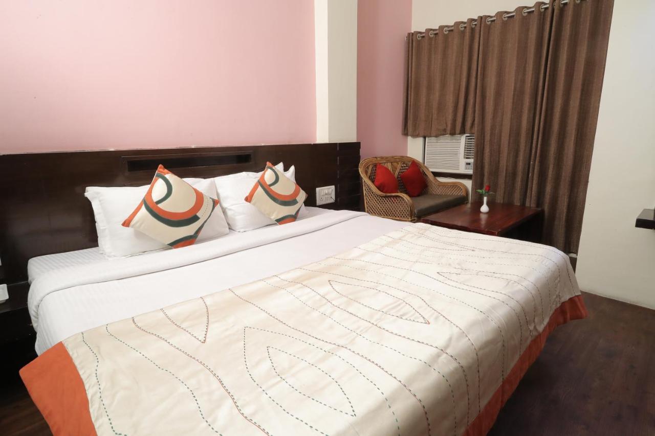 Hotel Vivek Continental Гвалиор Экстерьер фото
