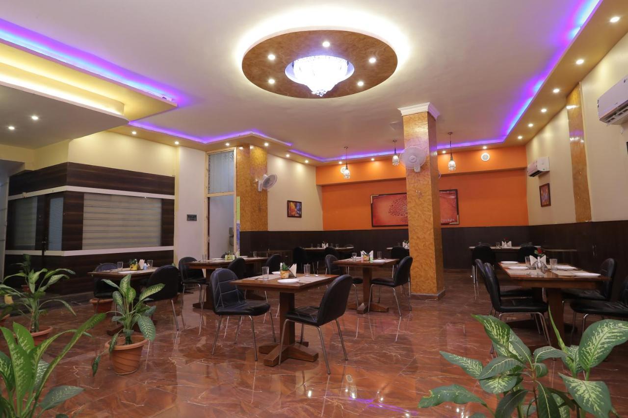 Hotel Vivek Continental Гвалиор Экстерьер фото