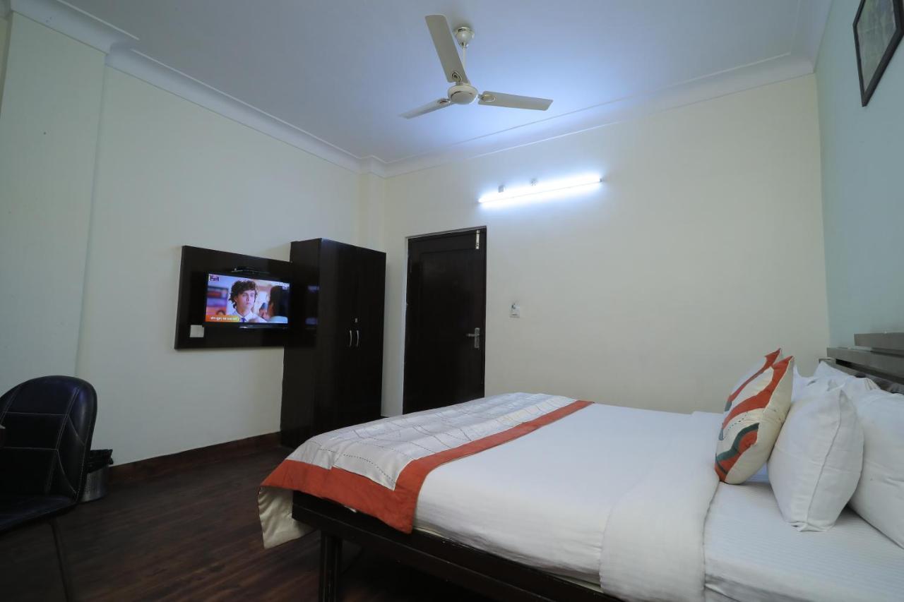Hotel Vivek Continental Гвалиор Экстерьер фото