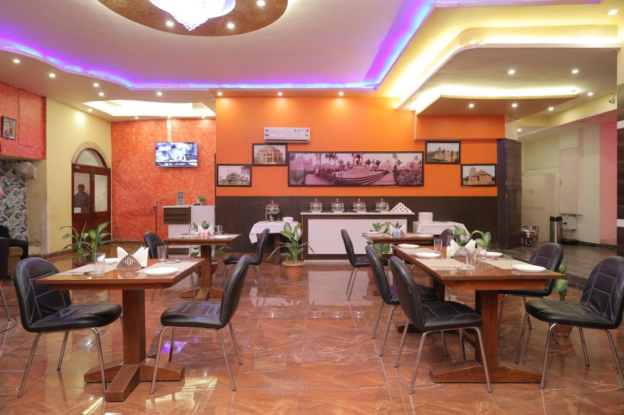 Hotel Vivek Continental Гвалиор Экстерьер фото