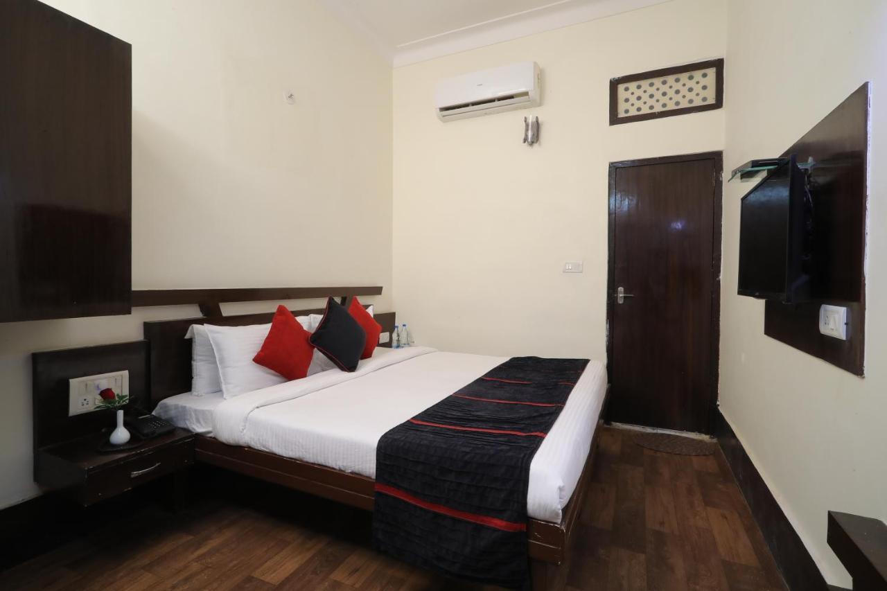 Hotel Vivek Continental Гвалиор Экстерьер фото