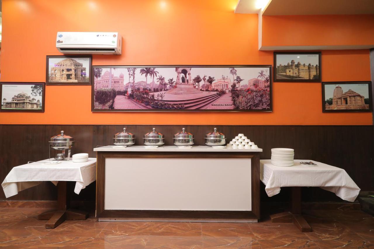 Hotel Vivek Continental Гвалиор Экстерьер фото
