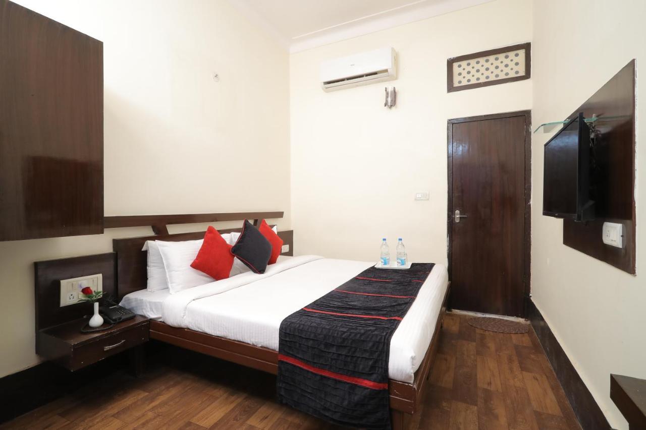Hotel Vivek Continental Гвалиор Экстерьер фото