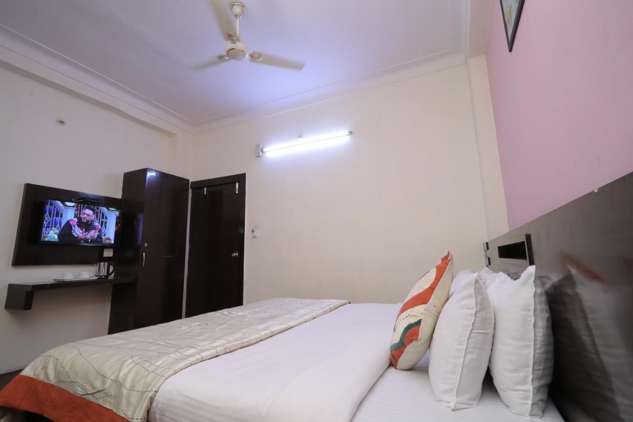 Hotel Vivek Continental Гвалиор Экстерьер фото