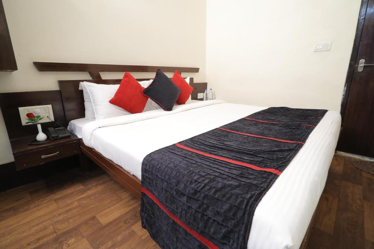 Hotel Vivek Continental Гвалиор Экстерьер фото