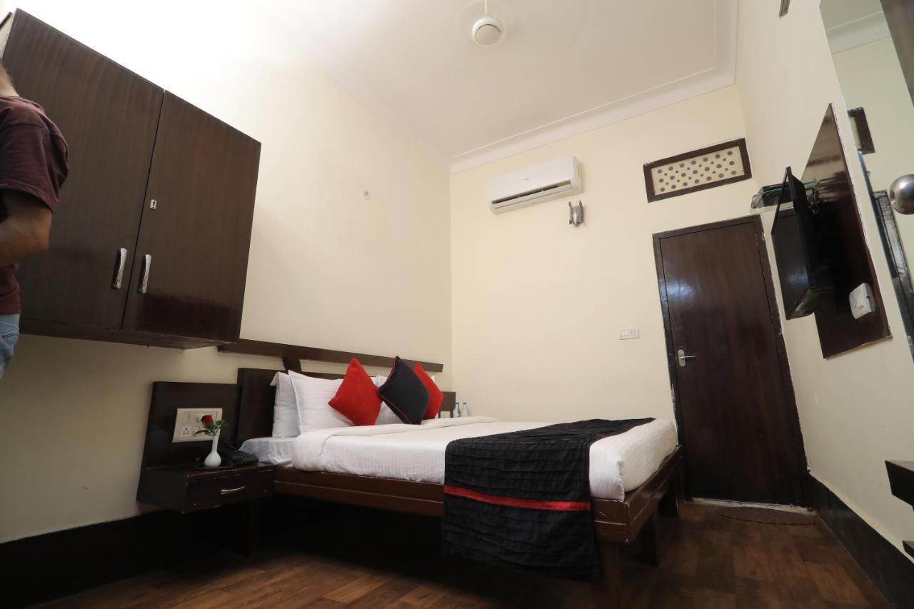 Hotel Vivek Continental Гвалиор Экстерьер фото