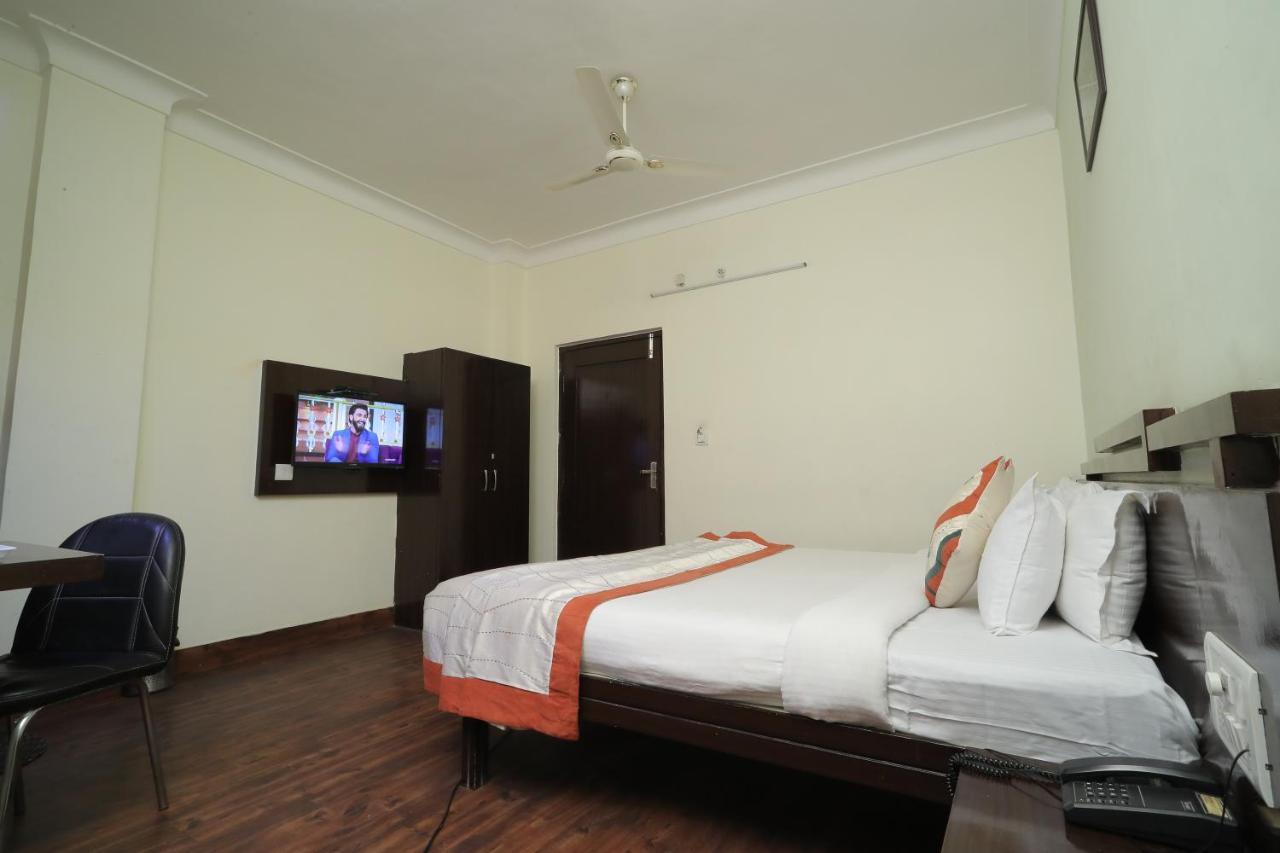 Hotel Vivek Continental Гвалиор Экстерьер фото