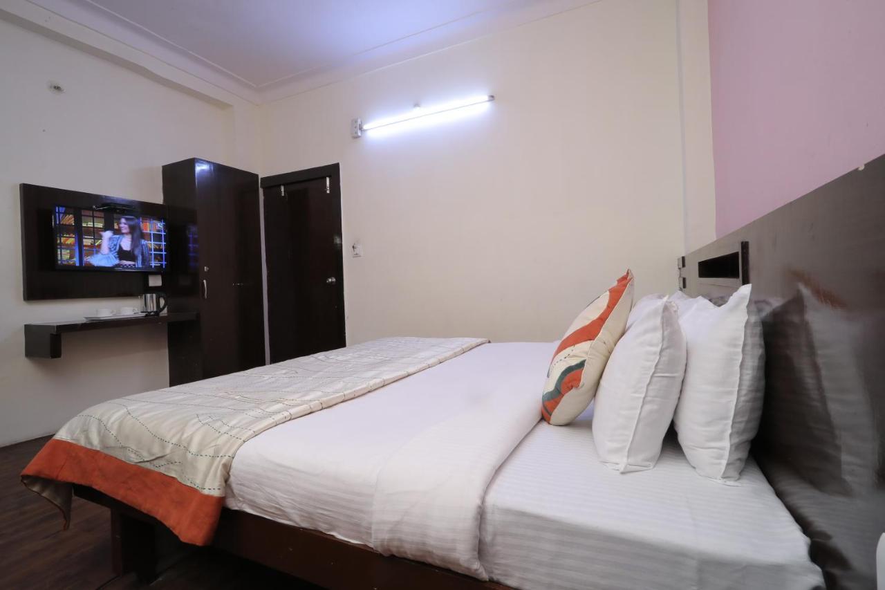 Hotel Vivek Continental Гвалиор Экстерьер фото