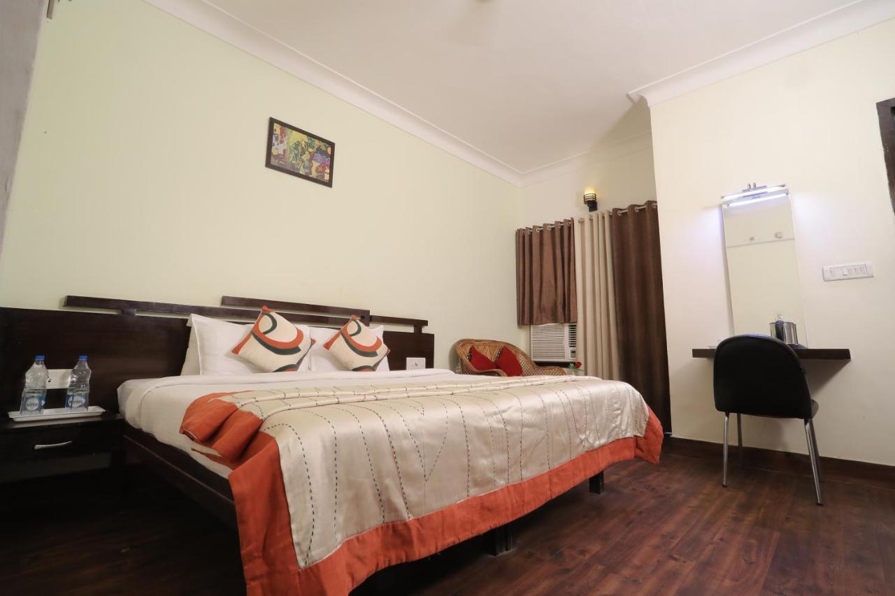 Hotel Vivek Continental Гвалиор Экстерьер фото