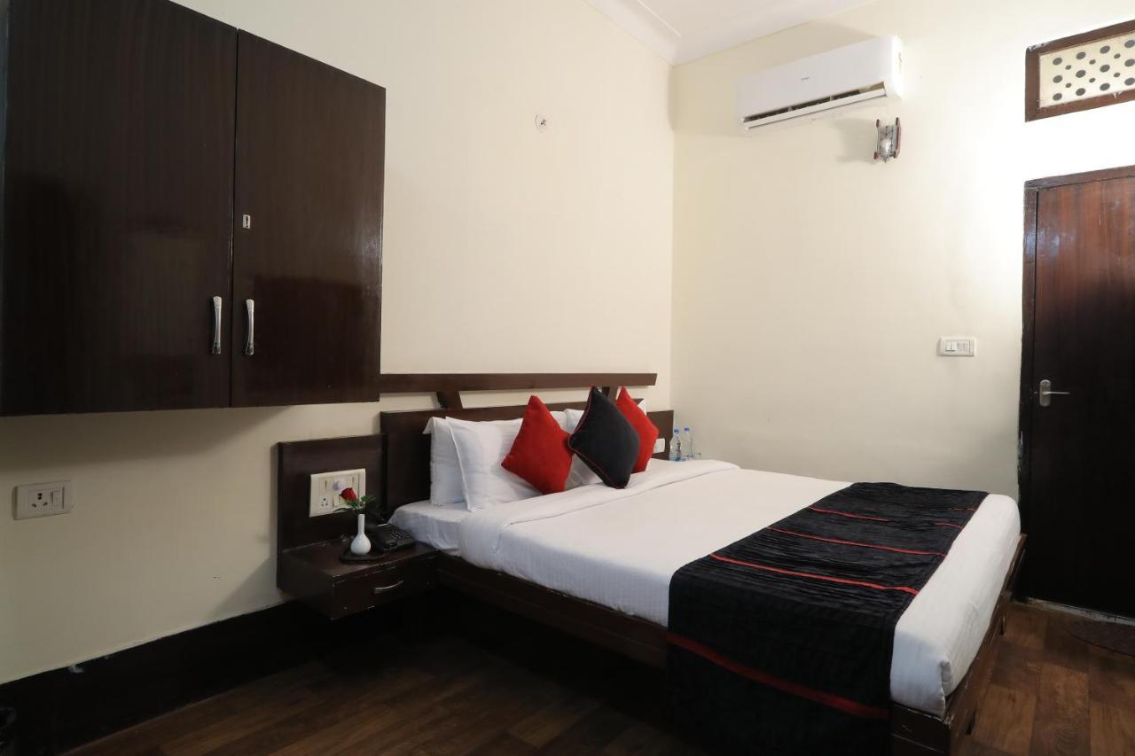 Hotel Vivek Continental Гвалиор Экстерьер фото