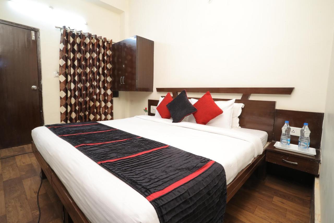Hotel Vivek Continental Гвалиор Экстерьер фото