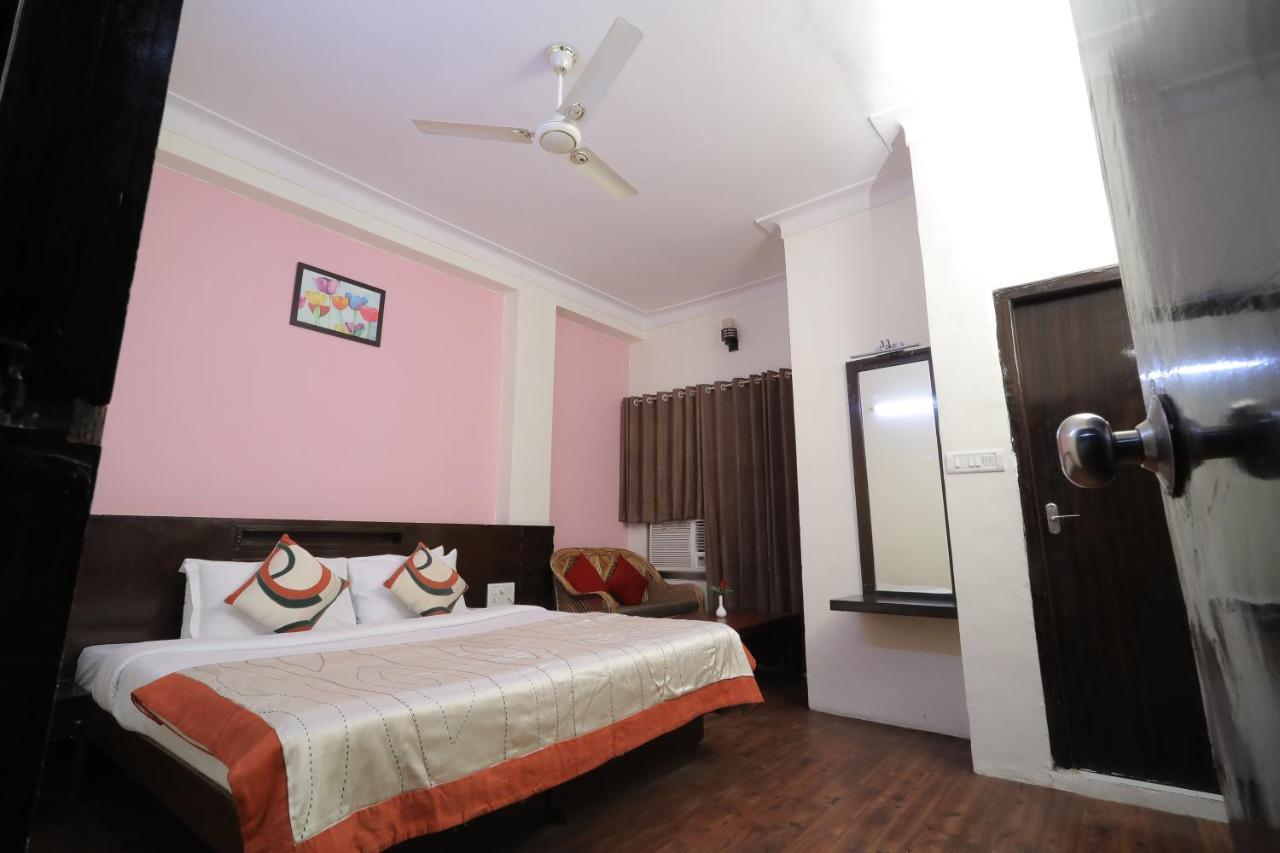 Hotel Vivek Continental Гвалиор Экстерьер фото