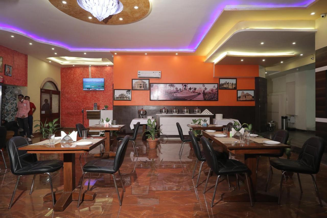 Hotel Vivek Continental Гвалиор Экстерьер фото