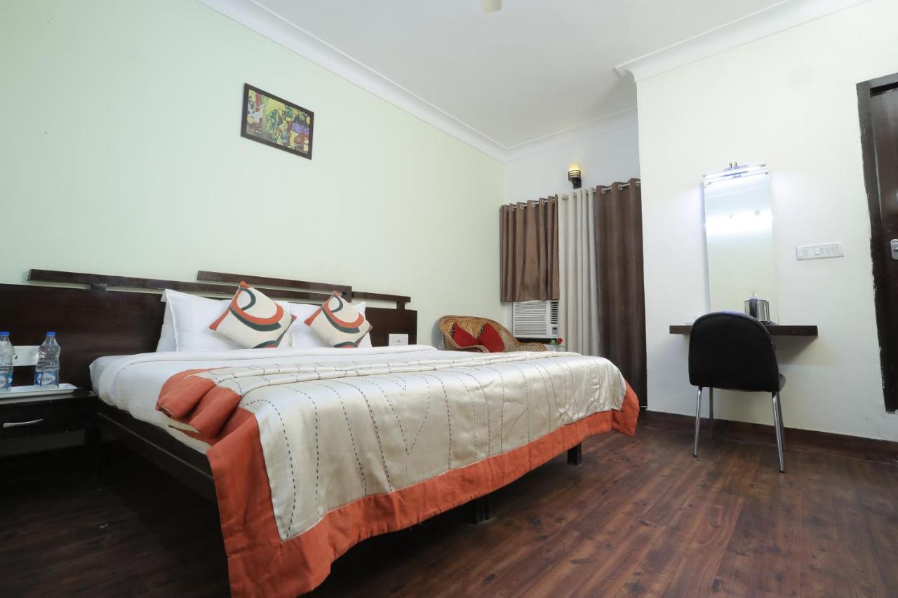 Hotel Vivek Continental Гвалиор Экстерьер фото