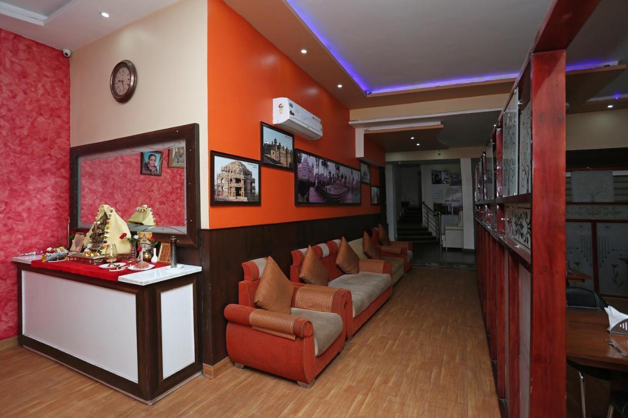 Hotel Vivek Continental Гвалиор Экстерьер фото