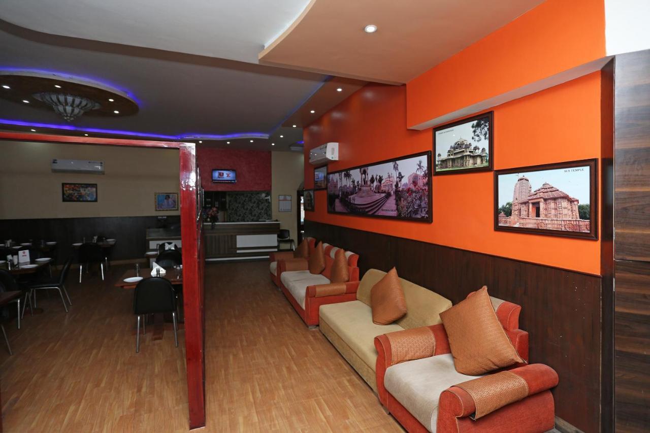Hotel Vivek Continental Гвалиор Экстерьер фото